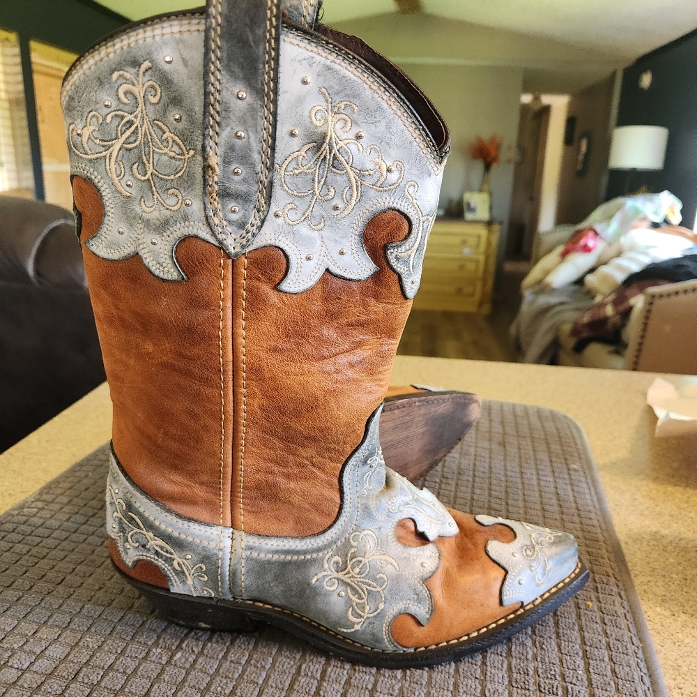Leather Two-Tone Western Boots Womans Size 8. Pre Worn. Small Flaw On Back.